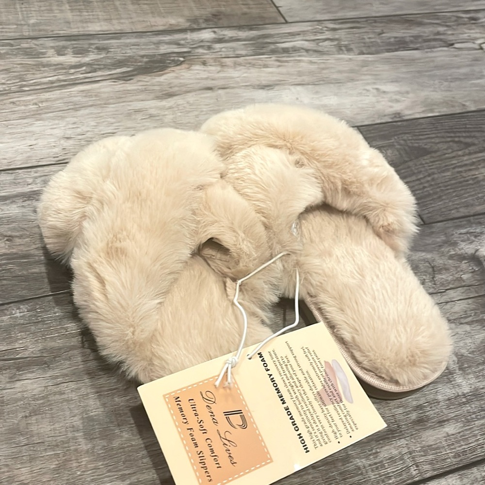NWT DENA LIVES MEMORY FOAM SLIPPERS